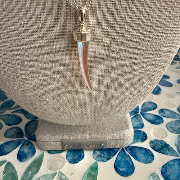 Kendra Scott Silver and White Pendant Necklace - Picture 1 of 2